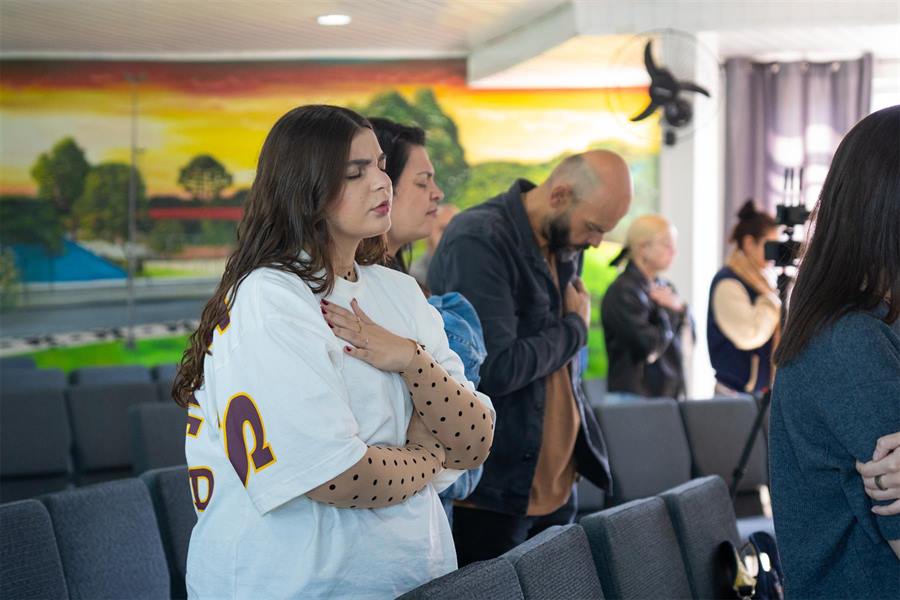 A igreja reunida em oração