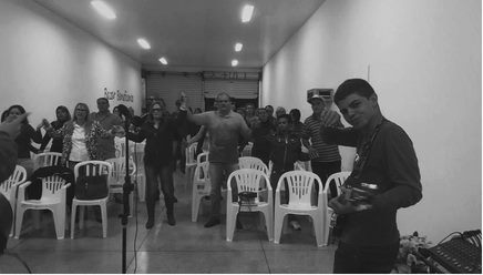 A igreja reunida na pequena sala