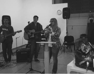 Louvor na pequena sala, em 2016