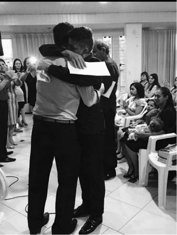 Abraço na consagração do Pastor Wesley, diante da igreja