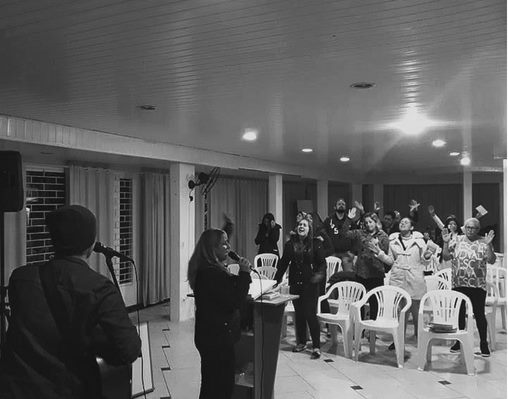 A igreja louvando no novo local