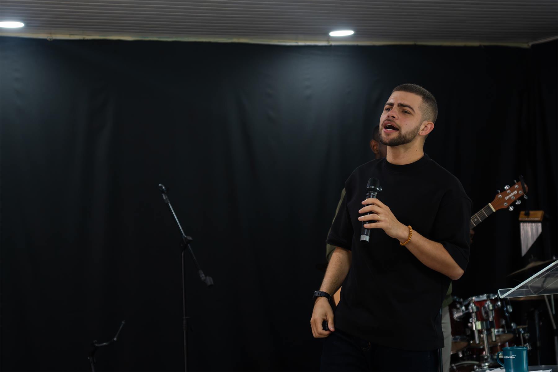 Ministro cantando no culto da CEV