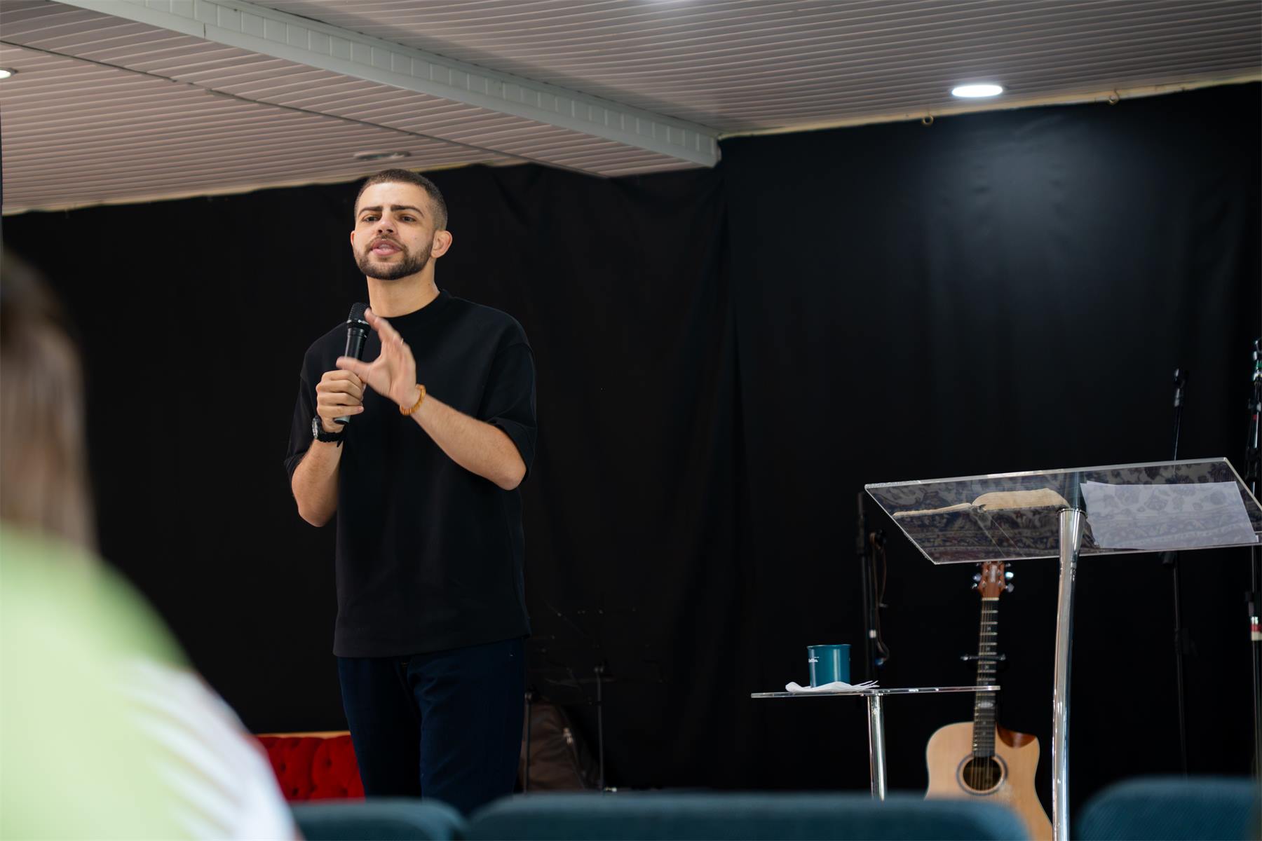 O Pastor Wesley pregando no culto