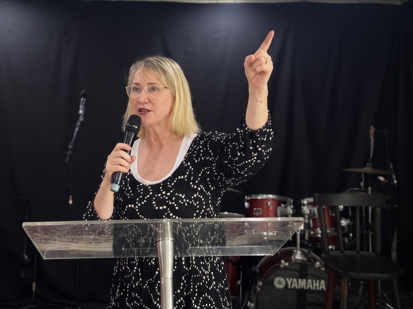 Pastora Leni ministrando no culto