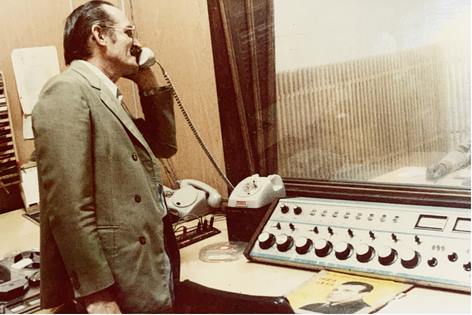 O Pastor Waldevino ao telefone, num estúdio de rádio