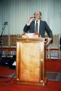 O Pastor Waldevino pregando no púlpito