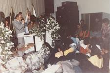 Igreja reunida em um culto da época