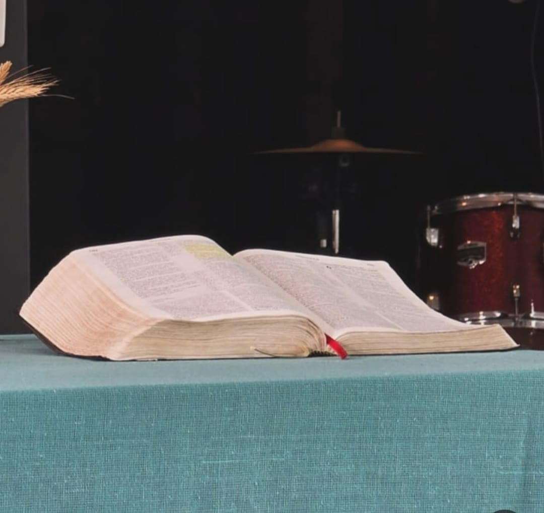 Imagem de uma bíblia no altar da CEV